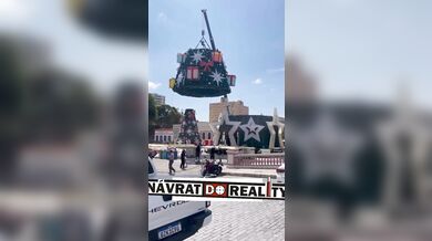 Tragédie při stavbě vánoční stromu v Manausu: převržený jeřáb zabil jednoho pracovníka a dalšího zranil