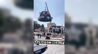 Tragédie při stavbě vánoční stromu v Manausu: převržený jeřáb zabil jednoho pracovníka a dalšího zranil