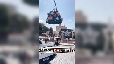 Tragédie při stavbě vánoční stromu v Manausu: převržený jeřáb zabil jednoho pracovníka a dalšího zranil