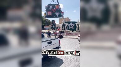 Tragédie při stavbě vánoční stromu v Manausu: převržený jeřáb zabil jednoho pracovníka a dalšího zranil