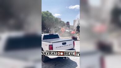 Tragédie při stavbě vánoční stromu v Manausu: převržený jeřáb zabil jednoho pracovníka a dalšího zranil