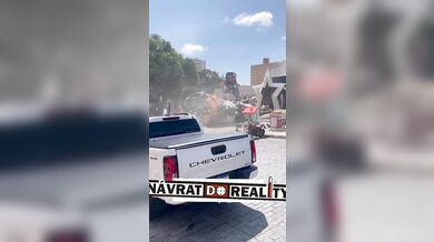 Tragédie při stavbě vánoční stromu v Manausu: převržený jeřáb zabil jednoho pracovníka a dalšího zranil