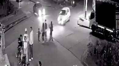 Opilý taxikář srazil 11 lidí, mezi nimi čtyři děti