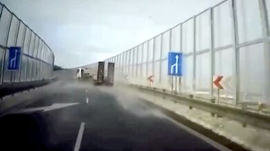 Kamion po smyku zboural protihlukovou stěnu na D48 na Frýdecko-Místecku