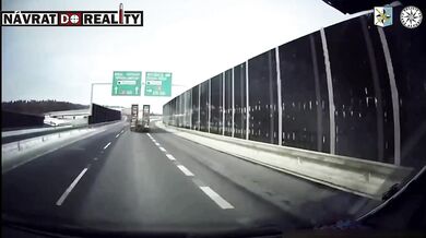Kamion po smyku zboural protihlukovou stěnu na D48 na Frýdecko-Místecku