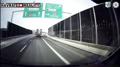 Kamion po smyku zboural protihlukovou stěnu na D48 na Frýdecko-Místecku