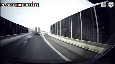 Kamion po smyku zboural protihlukovou stěnu na D48 na Frýdecko-Místecku
