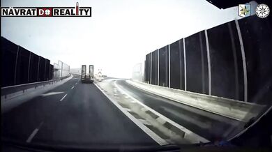 Kamion po smyku zboural protihlukovou stěnu na D48 na Frýdecko-Místecku