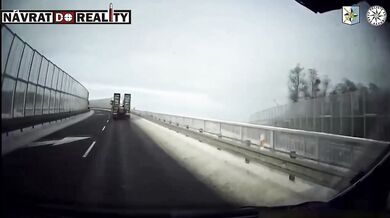 Kamion po smyku zboural protihlukovou stěnu na D48 na Frýdecko-Místecku