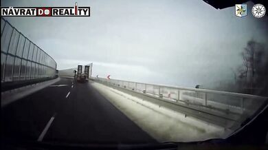 Kamion po smyku zboural protihlukovou stěnu na D48 na Frýdecko-Místecku