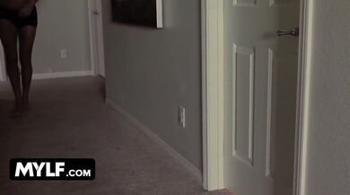 Šukání nevlastní matky do zadku za zády svého otce