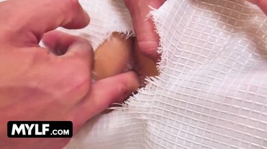 Šukání nevlastní matky do zadku za zády svého otce