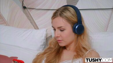 Anál milující blond studentka má žhavý sex se sousedem