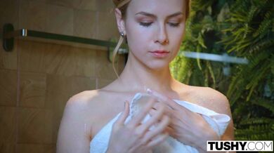 Anál milující blond studentka má žhavý sex se sousedem