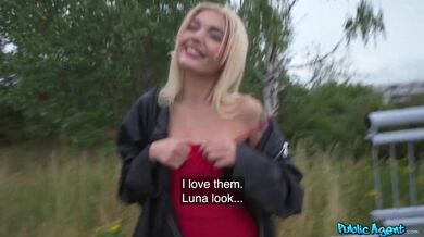 Sexy blondýnka jezdí na pořádném péru