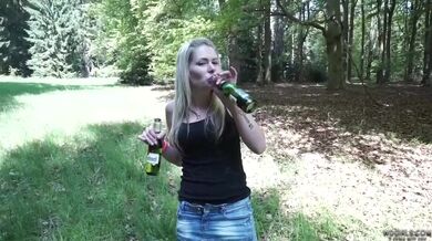 Blonďatá dívka miluje české pivo!