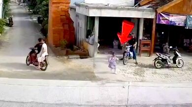 Dítě vběhlo do silnice, motorkář nestihl zabrzdit a narazil do dalšího motorkáře