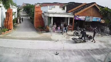 Dítě vběhlo do silnice, motorkář nestihl zabrzdit a narazil do dalšího motorkáře