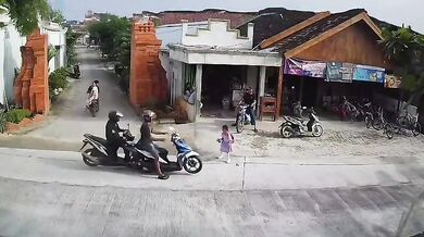 Dítě vběhlo do silnice, motorkář nestihl zabrzdit a narazil do dalšího motorkáře