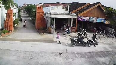 Dítě vběhlo do silnice, motorkář nestihl zabrzdit a narazil do dalšího motorkáře