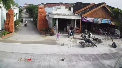 Dítě vběhlo do silnice, motorkář nestihl zabrzdit a narazil do dalšího motorkáře