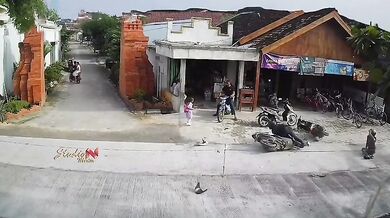 Dítě vběhlo do silnice, motorkář nestihl zabrzdit a narazil do dalšího motorkáře