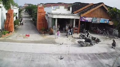 Dítě vběhlo do silnice, motorkář nestihl zabrzdit a narazil do dalšího motorkáře