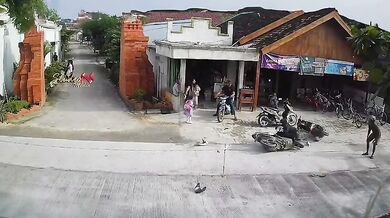 Dítě vběhlo do silnice, motorkář nestihl zabrzdit a narazil do dalšího motorkáře