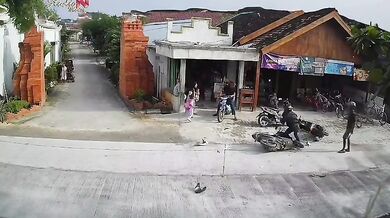 Dítě vběhlo do silnice, motorkář nestihl zabrzdit a narazil do dalšího motorkáře