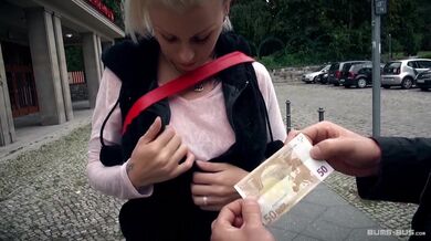 Německá potetovaná MILFka Mia Gun šuká v jedoucím autobuse