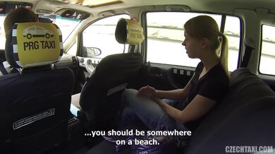 Taxikář šukající mladou blondýnku