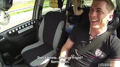 Taxikář šukající mladou blondýnku