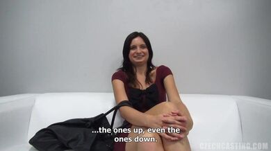 Stydlivá amatérka ukazuje dokonalé tělo na castingu