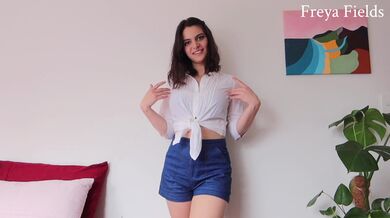 Freya Fields si pohrává s vibrátorem