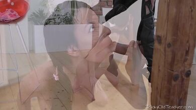 Hubená teenka dostane staršího ptáka k ošukání