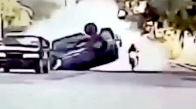 Motorkář se jen o fous vyhnul děsivé nehodě