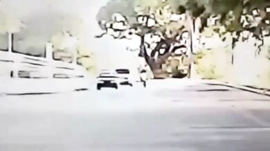 Motorkář se jen o fous vyhnul děsivé nehodě