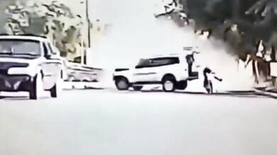 Motorkář se jen o fous vyhnul děsivé nehodě