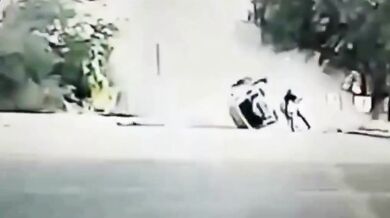 Motorkář se jen o fous vyhnul děsivé nehodě