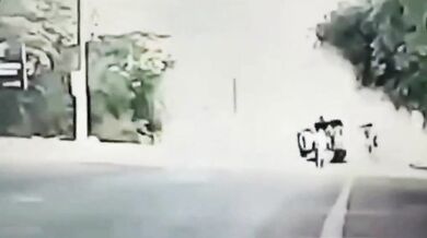 Motorkář se jen o fous vyhnul děsivé nehodě