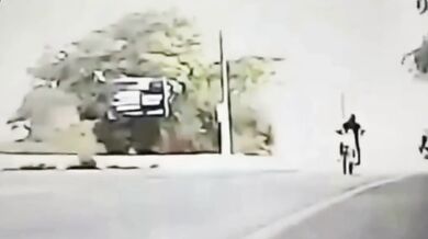 Motorkář se jen o fous vyhnul děsivé nehodě