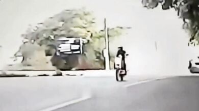 Motorkář se jen o fous vyhnul děsivé nehodě