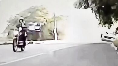 Motorkář se jen o fous vyhnul děsivé nehodě