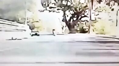 Motorkář se jen o fous vyhnul děsivé nehodě