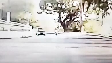 Motorkář se jen o fous vyhnul děsivé nehodě