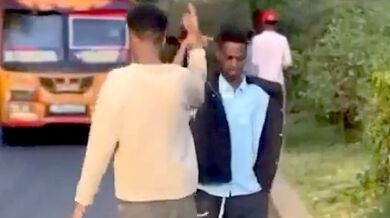 Bolestivý indický pozdrav