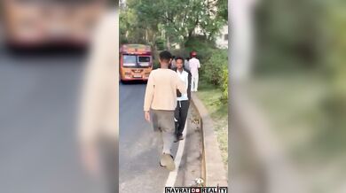 Bolestivý indický pozdrav