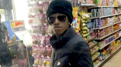 Pokladní oplácí zákazníkům stejnou mincí