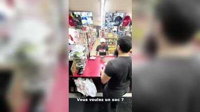 Pokladní oplácí zákazníkům stejnou mincí