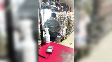 Pokladní oplácí zákazníkům stejnou mincí